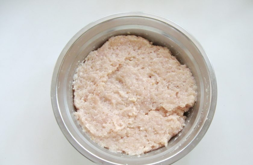 1. Этап. Куриные зразы с морковью и сыром: Фарш посолите, можно поперчить и тщательно перемешайте.