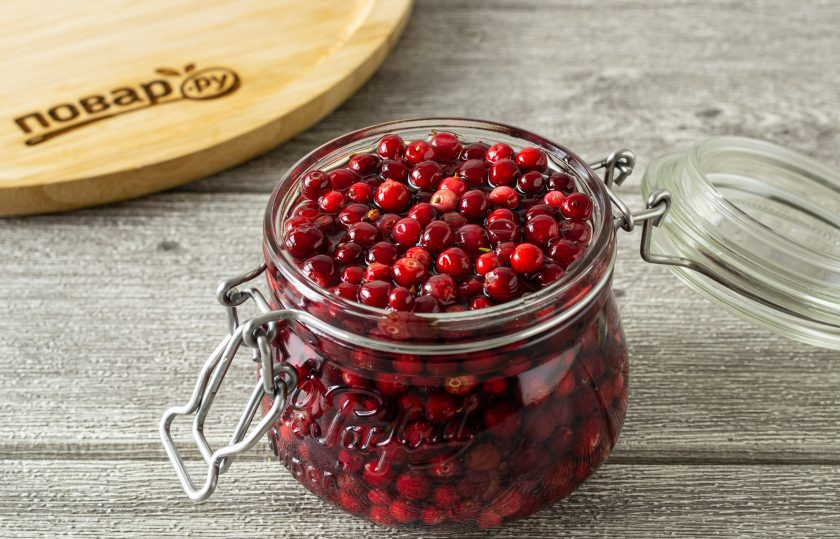 1. Этап. Брусника моченая на зиму: Залейте сладким сиропом и герметично закройте крышкой и закатайте с помощью ключа для консервации. Уберите в прохладное место на хранение.