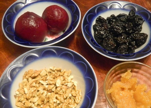 1. Этап. Свекольные пирожные ПП: Для приготовления полезного десерта нам нужен совсем небольшой набор продуктов.