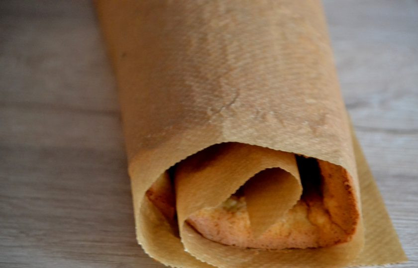 1. Этап. Торт Полено с вишней: Еще горячим сверните бисквит в рулет, охладите в таком виде до комнатной температуры.