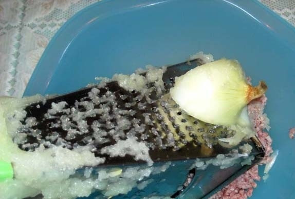 1. Этап. Котлеты свиные: 3. Лук натираем на терке прямо в свиной фарш.