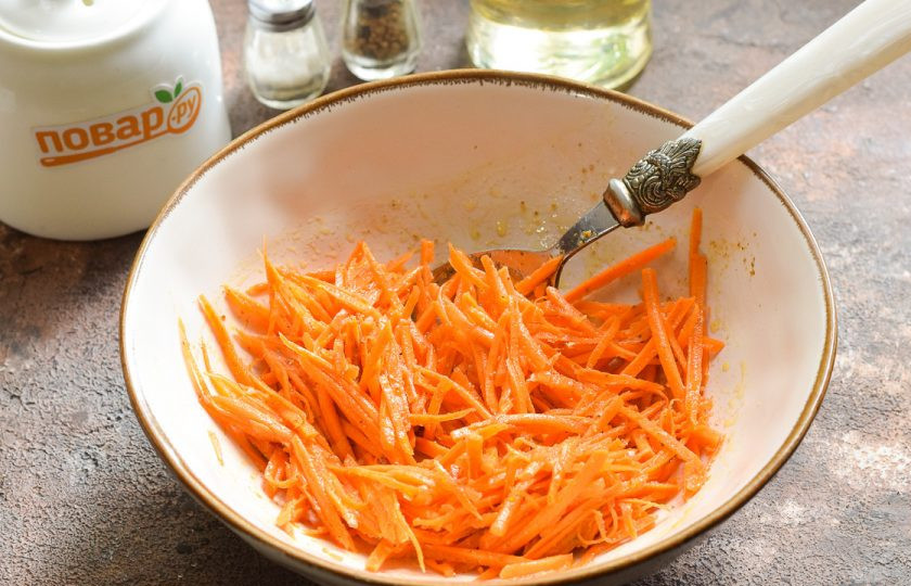 1. Этап. Салат с корейской морковью и маринованными огурцами: Морковь по-корейски переложите в миску. Морковь вы можете легко приготовить заранее, в домашних условиях.