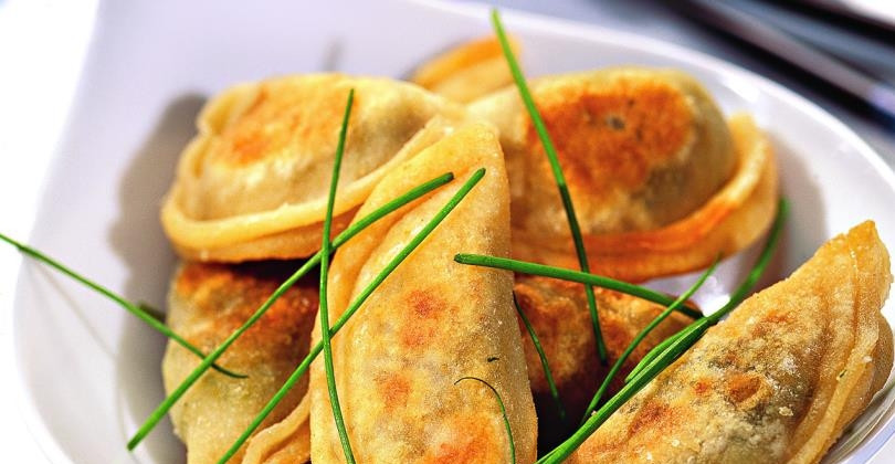 1. Этап. Китайские жареные пельмени: На последнем этапе жарим пельмени на хорошо прогретой сковороде с растительным маслом по пять минут с каждой стороны. Чтобы пельмени получились румяными и прожаренными, кладите их на сковородку столько, сколько помещается на дно в один слой. Подавать китайские пельмени рекомендуется с соевым соусом.