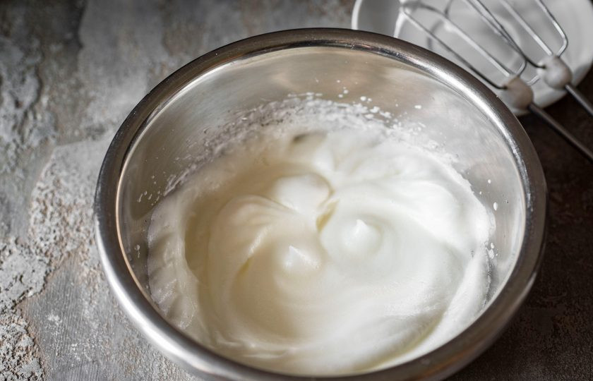 1. Этап. Черный бисквит: В отдельной сухой миске взбейте миксером белки до устойчивых пиков.