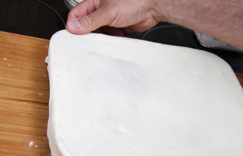 1. Этап. Фокачча бездрожжевая: Вторым пластом теста укройте нижний. Плотно их соедините.