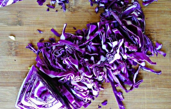 1. Этап. Салат с капустой и фенхелем: 2. Капусту нашинкуйте тонкой соломкой.