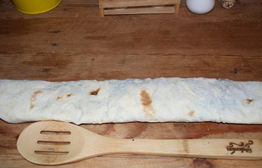 1. Этап. Грибной рулет из лаваша: Лаваш сверните в рулет.