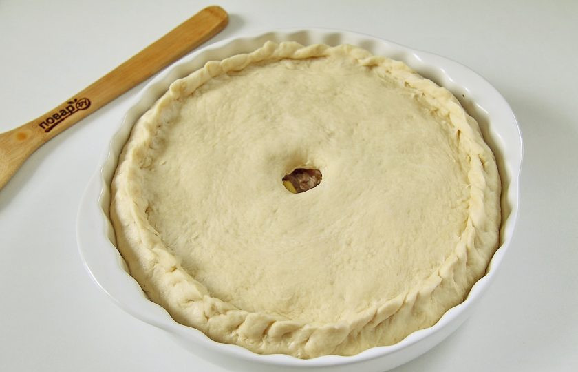 1. Этап. Хуплу: Поднимая края аккуратно защипните пирог любым удобным способом. В середине пирога сделайте ножом отверстие, которое должно быть не меньше 1,5 см в диаметре, иначе оно затянется. Поставьте хуплу в теплое место на 20-30 минут расстаиваться. Нагрейте духовку до 150 градусов, поставьте пирог и выпекайте его около часа.