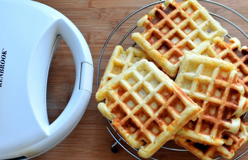 1. Этап. Бургер с острой курицей в вафлях: Выпекайте толстые вафли с помощью вафельницы. Выкладывайте на решетку , чтобы не отмокали.