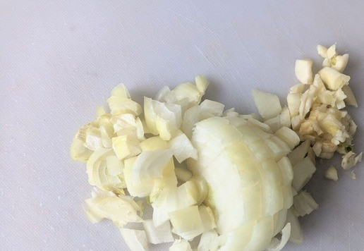 1. Этап. Густой суп испанских рыбаков Мармитако: Лук и чеснок чистим, режем мелкими кубиками.