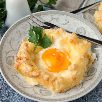 Яйца в пуховом гнезде