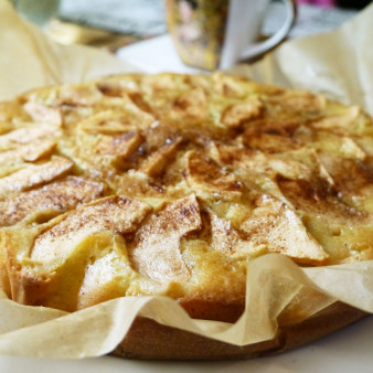 Ароматная шарлотка с яблоками в духовке