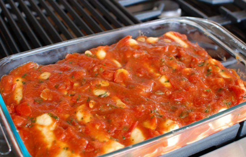 1. Этап. Маникотти из блинов с сырной начинкой: 9. Выложите содержимое сковороды поверх блинов в форме и распределите.