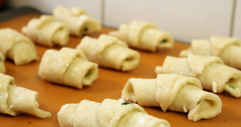 1. Этап. Рогалики с сулугуни: 3. Выкладываем на противень подготовленные рогалики, отправим их в духовку, разогретую до 180 градусов. Запекаем примерно 20-30 минут, пока тесто не станет золотистым.