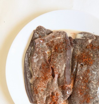 1. Этап. Шницель из говяжьей печени: Обмакнуть печень в молоке, посыпать чёрным перцем и паприкой. НЕ СОЛИТЬ!