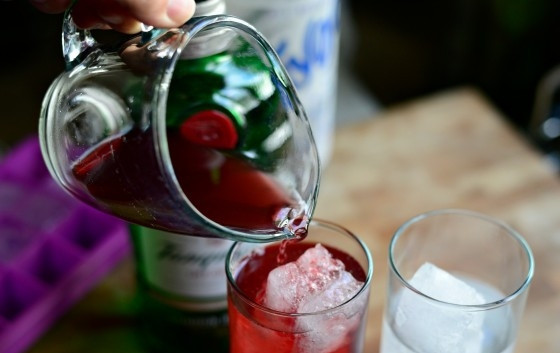 1. Этап. Гранатовый джин-тоник: 3. Затем добавьте гранатовый сок.