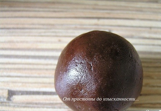 1. Этап. Трюфели с шампанским: С помощью ложки наберите небольшое количество шоколадной массы и, немного разминая в руках, скатайте шарик.