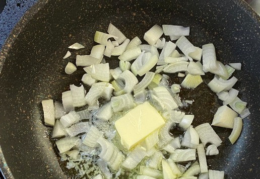 1. Этап. Паштет из копченых мидий: Луковицу нашинкуйте не сильно мелко и обжарьте до прозрачности, на сливочном масле. Добавьте измельченный чеснок.