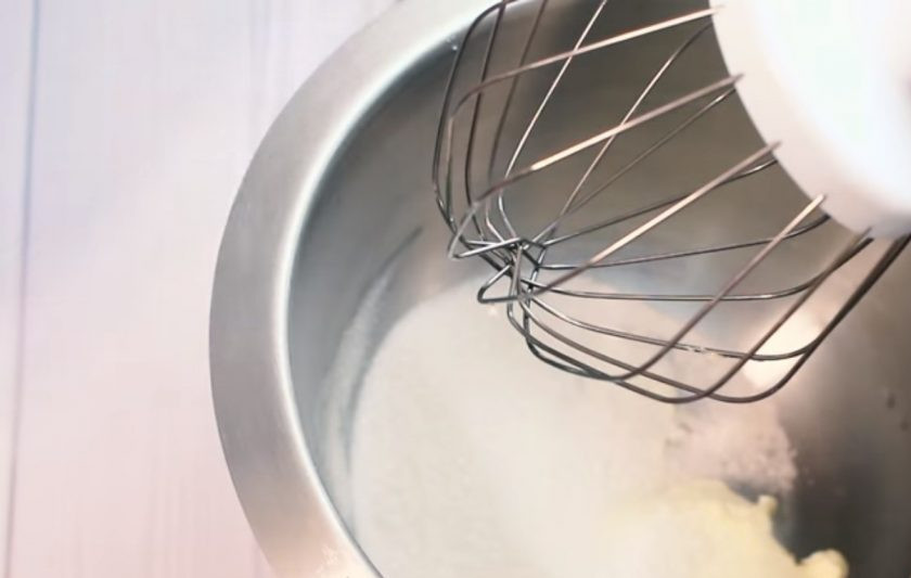 1. Этап. Пасхальное печенье в белковой глазури: 1. Приготовьте тесто для печенья: размягченное сливочное масло с сахаром смешайте с помощью блендера. Добавьте ванильный сахар и соль, миндальный ароматизатор.