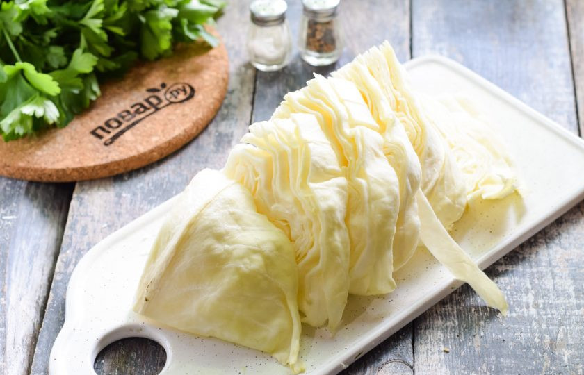 1. Этап. Капуста пластами на зиму: Капусту нарежьте пластинами.