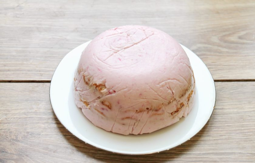 1. Этап. Блинный торт с йогуртовым кремом: Уберите сверху пленку, переверните чашу с тортом на блюдо и уберите чашу с пленкой. Украсьте по своему усмотрению, я использовала шоколад.