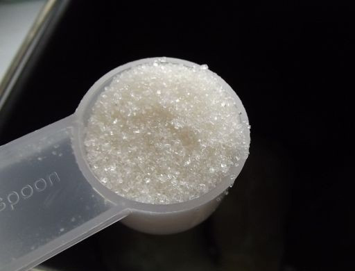 1. Этап. Хлеб на картофельном отваре: 5. Всыпаем сахар.