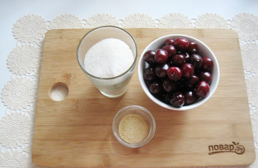 1. Этап. Вишневый конфитюр для торта: Подготовьте для конфитюра вишню, сахар и желатин.