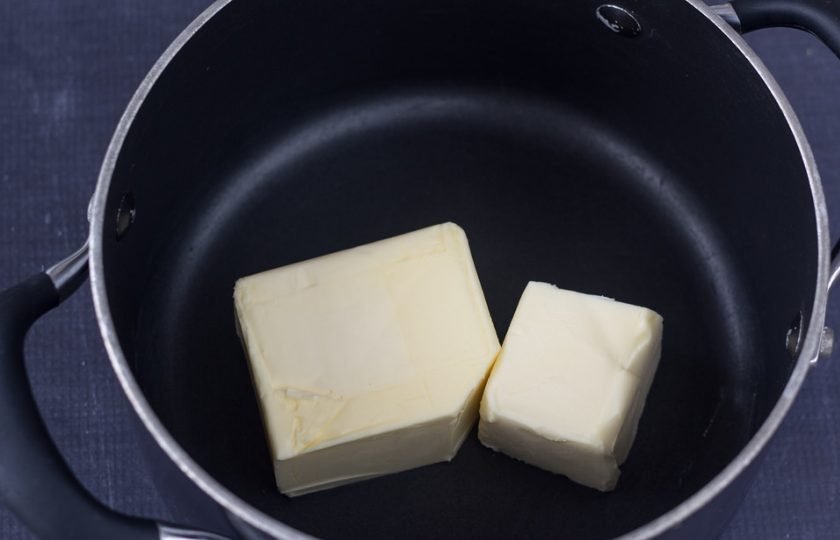 1. Этап. Конфеты на печенье: 1. Для начала сделайте глазурь. Расплавьте масло в кастрюле.