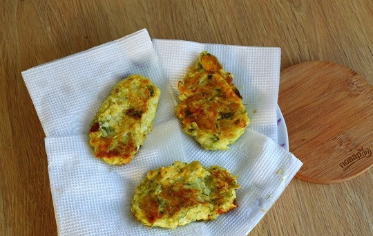 1. Этап. Оладьи из кабачков на сковороде: Выкладывайте готовые оладьи на бумажное полотенце, дайте стечь лишнему маслу.