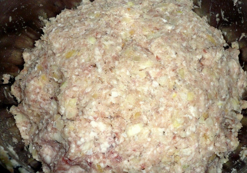 1. Этап. Рыбные котлеты из щуки с салом: 6. Добавьте лук, чеснок и картошку к фаршу, вбейте куриные яйца, посолите и поперчите.