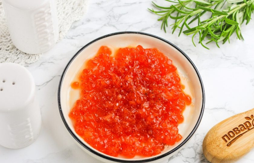 1. Этап. Засолка икры форели: Спустя указанное время вы увидите, что из икры выделилось немного жидкости, это означает, что она уже слегка просолилась и ее можно подавать к столу. Чем крупнее икринки форели, тем дольше нужно выдержать их в соли.