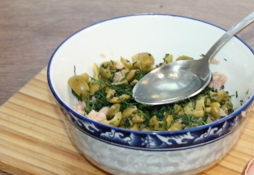 1. Этап. Мини-слойки с тунцом и оливками: 6. Влейте яичный белок (1-2 ст. л.) и растопленное сливочное масло (1 ст. л.). Перемешайте. Начинка готова.