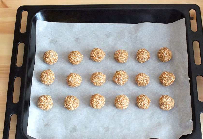 1. Этап. Кунжутное печенье без муки: Включите духовку на 180 градусов. По истечении времени достаньте тесто из морозилки. Подготовьте противень, застелите пергаментом. Сформуйте печенье, придав ему форму шариков, размером с грецкий орех. Я воспользовалась весами и средний вес такого шарика вышел 20-22 грамма. Выпекайте печенье в разогретой духовке 20 минут.