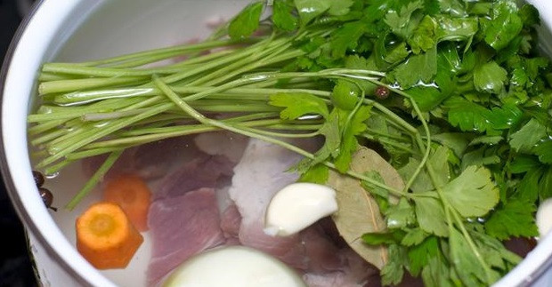 1. Этап. Красный борщ: Все ингредиенты бульона сложите в кастрюлю (4л.) и залейте холодной водой. Бульон варим 2 часа на медленном огне (снимайте пену). Через час посолите.