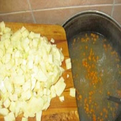 1. Этап. Рыбный суп с каперсами: 2. Сок из рыбных консервов не выливать. В кипящий бульон или воду добавить картофель. Когда картофель прокипит минут 5, добавить туда жареные овощи.