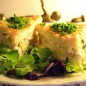 Тосты, запеченные с творогом и цуккини Продукты для нашего блюда Цуккини натереть на крупную терку. Посолить и дать ей немного стечь на дуршлаке. Яйца немножко взбить с солью и черным перцем. Смешать все продукты вместе. под конец добавить цуккини. Перемешать. Твердый сыр отставить в сторону! Смазать форму. Выстилаем плотно 6 кусочков хлеба по дну. Покапать подсолнечным маслом, чуть-чуть На верх даем начинку. Прикрываем оставшимися 6 кусочками хлеба. Сверху посыпать тертым сыром. Печем в духовке при 180 гр. 35 минут. Готово! Освободим от формы, пока еще горячий. Нарежем на кусочки. Можно подавать с любой зеленью. Зовем друзей! Угощайтесь!