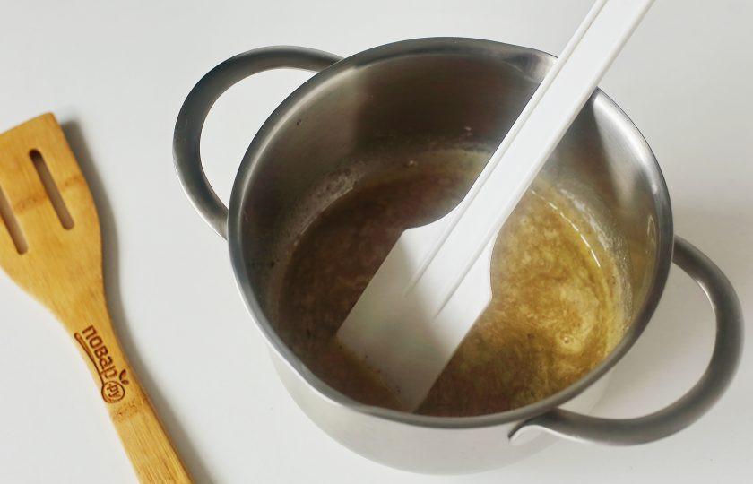 1. Этап. Пряники в мантоварке: Соедините яйцо, мед, сахар, сливочное масло и специи. Поставьте емкость на водяную баню и постоянно помешивая, доведите смесь до кипения. В самом конце добавьте соду.