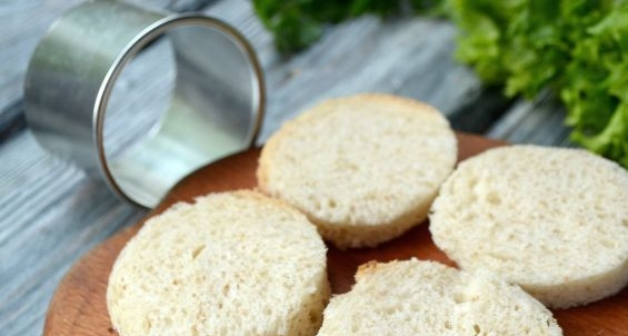 1. Этап. Канапе для праздничного стола: Второй вид канапе. Из белого хлеба вырежьте круги.