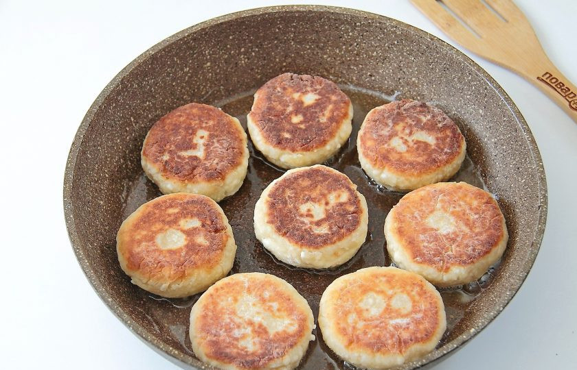 1. Этап. Сырники с яблоками: 8. Обжарьте с двух сторон до готовности на среднем огне.