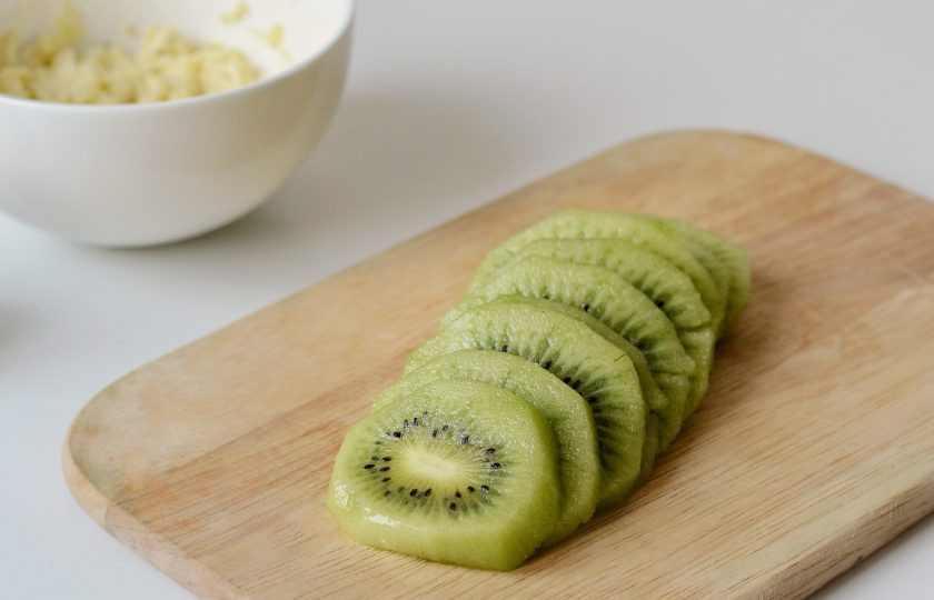 1. Этап. Канапе с киви: Киви очистите от кожуры. Нарежьте кружочками.