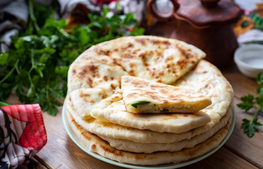 1. Этап. Хычины с творогом: Все готовые лепешки выкладывайте на тарелку и при этом каждую смазывайте кусочком сливочного масла.