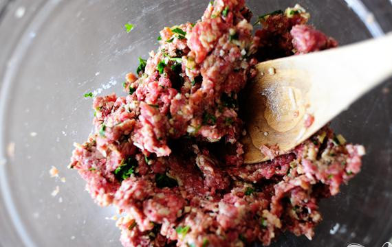 1. Этап. Итальянский суп с фрикадельками: Тщательно все смешать.