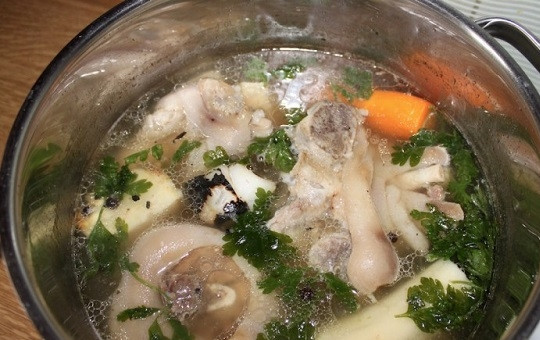 1. Этап. Холодец: И добавим в кастрюлю очищенные лук, морковь, кусочек корня сельдерея, зелень петрушки и соль. Варим еще часик.