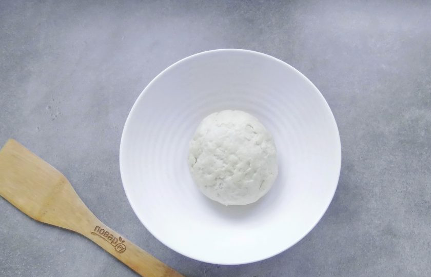 1. Этап. Грибной тарт: Налейте ледяную воду и замесите тесто, не липнущее к рукам. Выложите тесто в пакет и поставьте в холод на 30 минут.