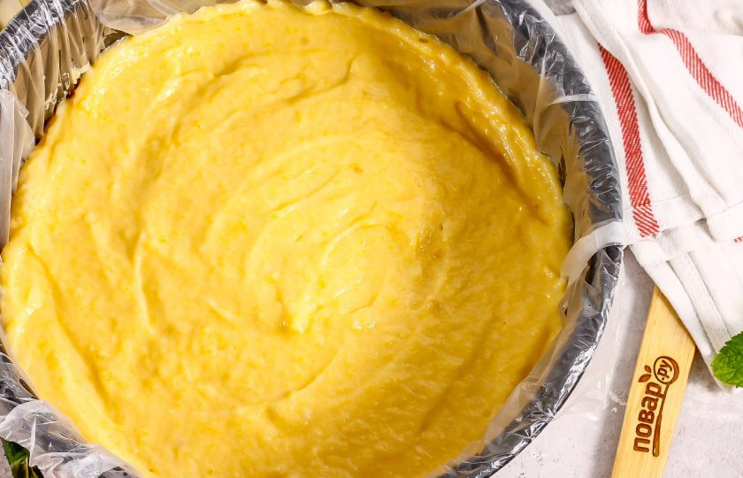 1. Этап. Муссовый торт Персик: Разрежьте корж на две части по горизонтали, получая два. Застелите форму пищевой пленкой или целлофаном. Выложите нижний корж, а на него — персиковое варенье. Затем накройте вторым коржом и выложите персиковый мусс. Разровняйте и поместите торт в холодильник минимум на 2 часа.