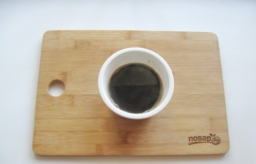 1. Этап. Торт Тирамису: В стакане горячей воды растворите кофе.