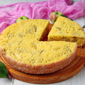 Шарлотка с яблоками на сметане в мультиварке