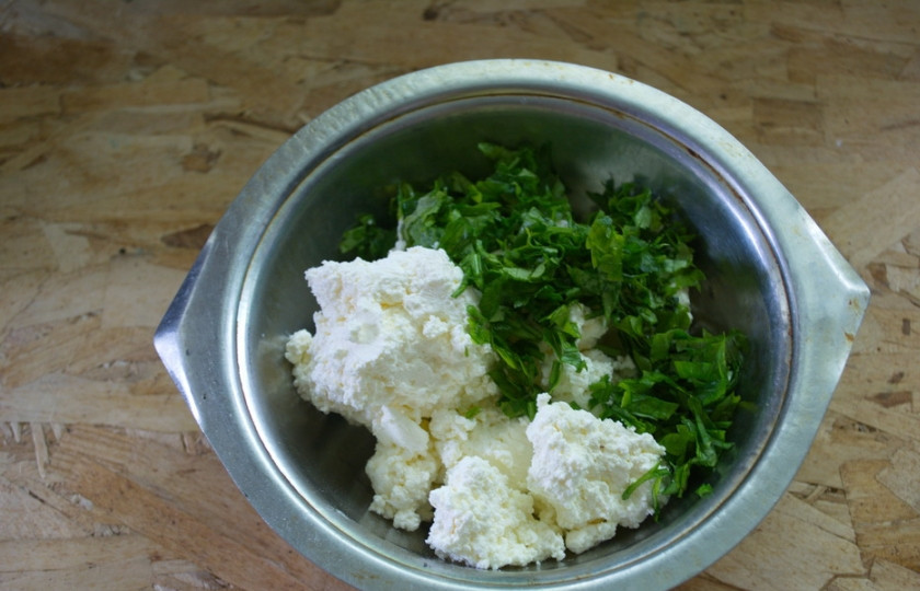 1. Этап. Хычины с сыром и зеленью: Мягкий сыр и зелень смешайте до однородности. Добавьте соли и черного молотого перца.