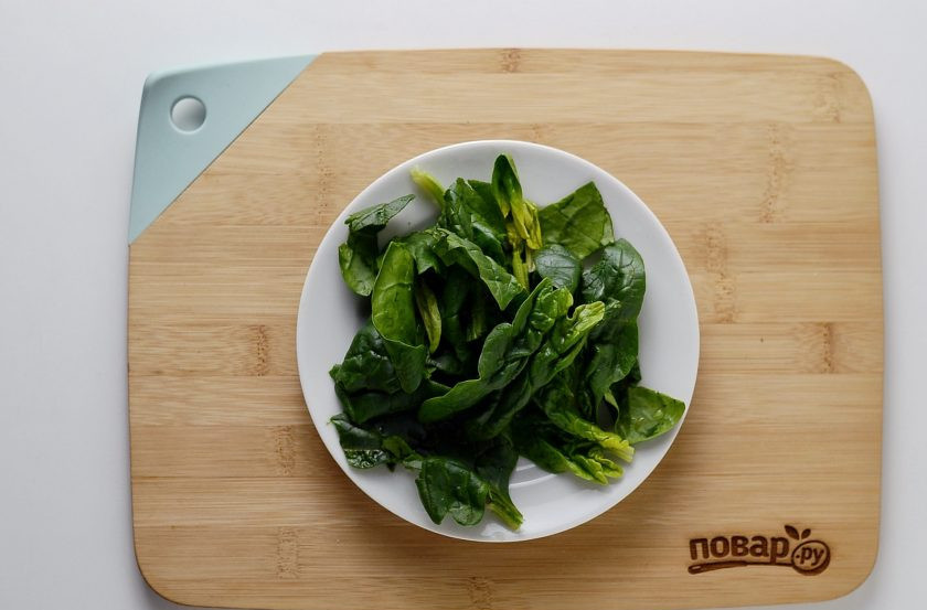 1. Этап. Смузи овощной: Шпинат помойте, обсушите.