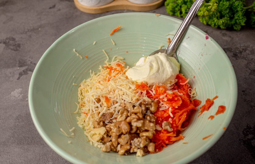 1. Этап. Слоеный салат с курицей, свеклой, морковью и сыром: Очищенную морковь натрите на мелкой терке, также натрите сыр. Смешайте морковь, сыр и измельченные на кусочки грецкие орехи. Приправьте по вкусу, добавьте немного майонеза, перемешайте. Выложите следующим слоем поверх курицы.